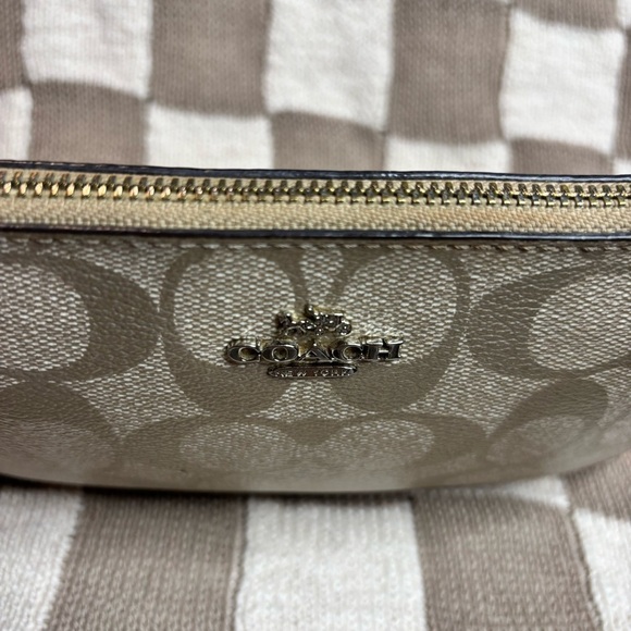 Coach large wristlet in signature canvas - Picture 4 of 10